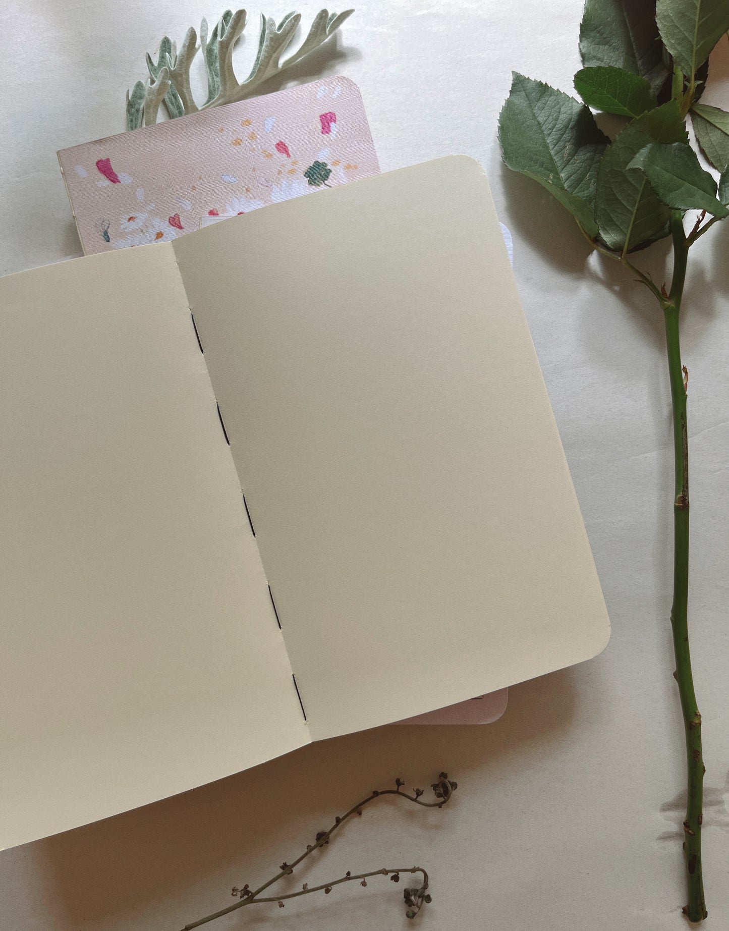 Libreta entre flores 🌷🌻🌸🌼, cuaderno de pasta suave, ilustración acuarela