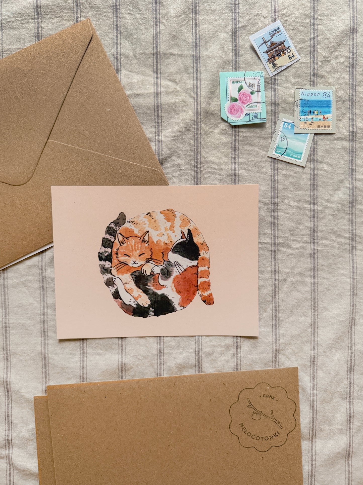 Postal Encuentro de Gatitos Enroscados ฅ^>⩊<^ ฅ