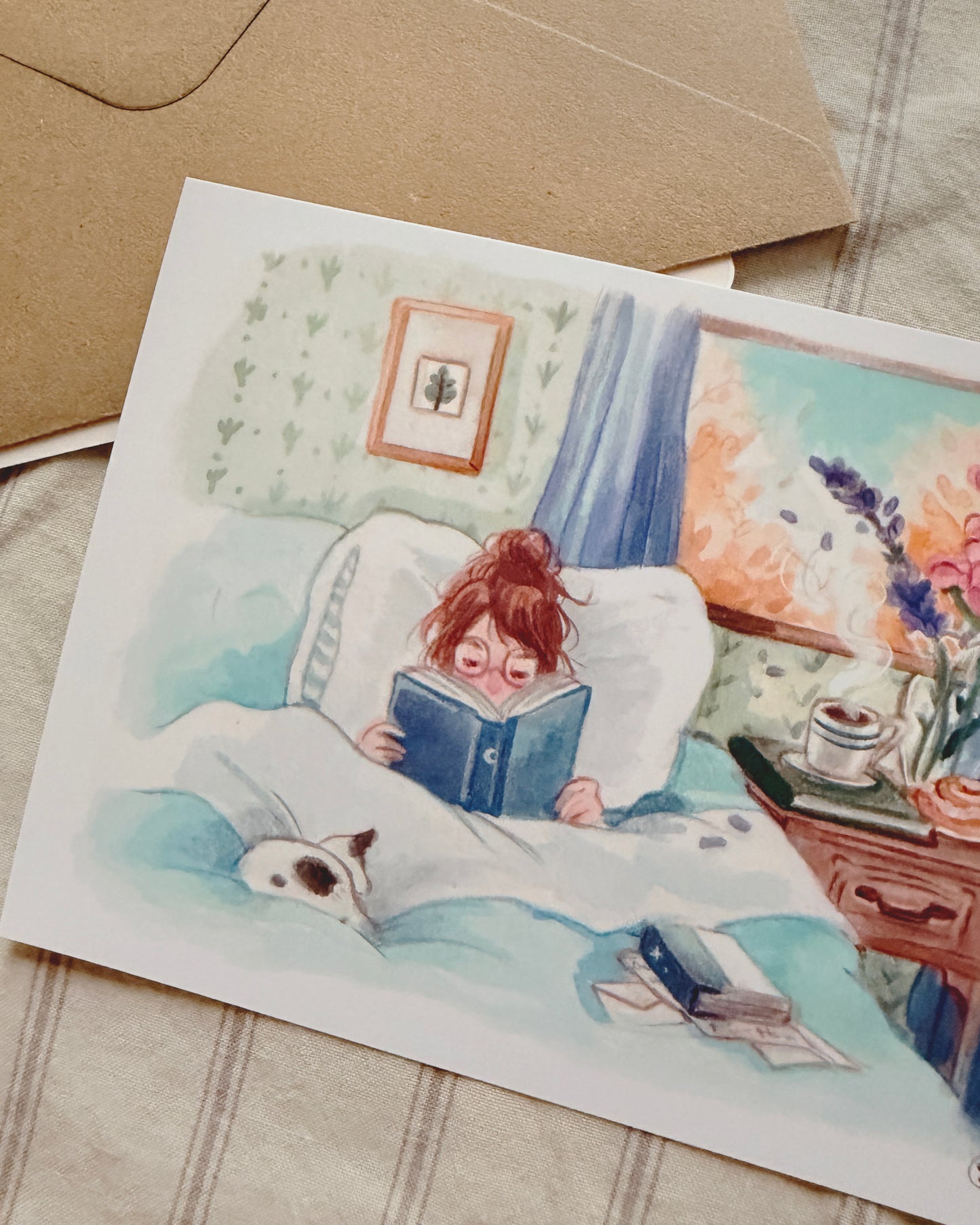 Postal Leyendo en la Cama