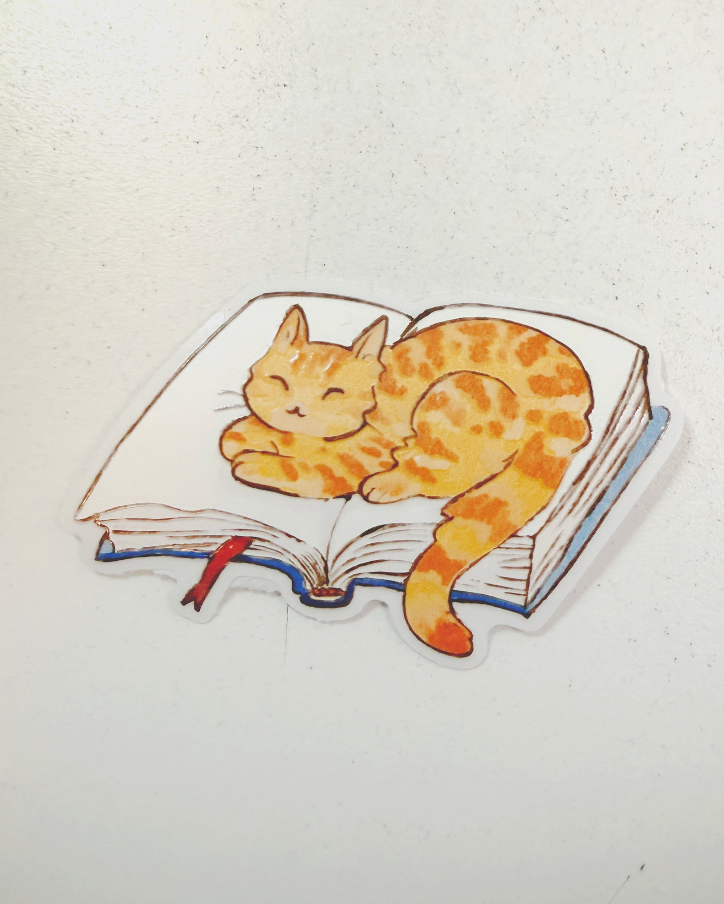 Sticker individual Gatito sobre Libro 📖  ⚞^. .^⚟