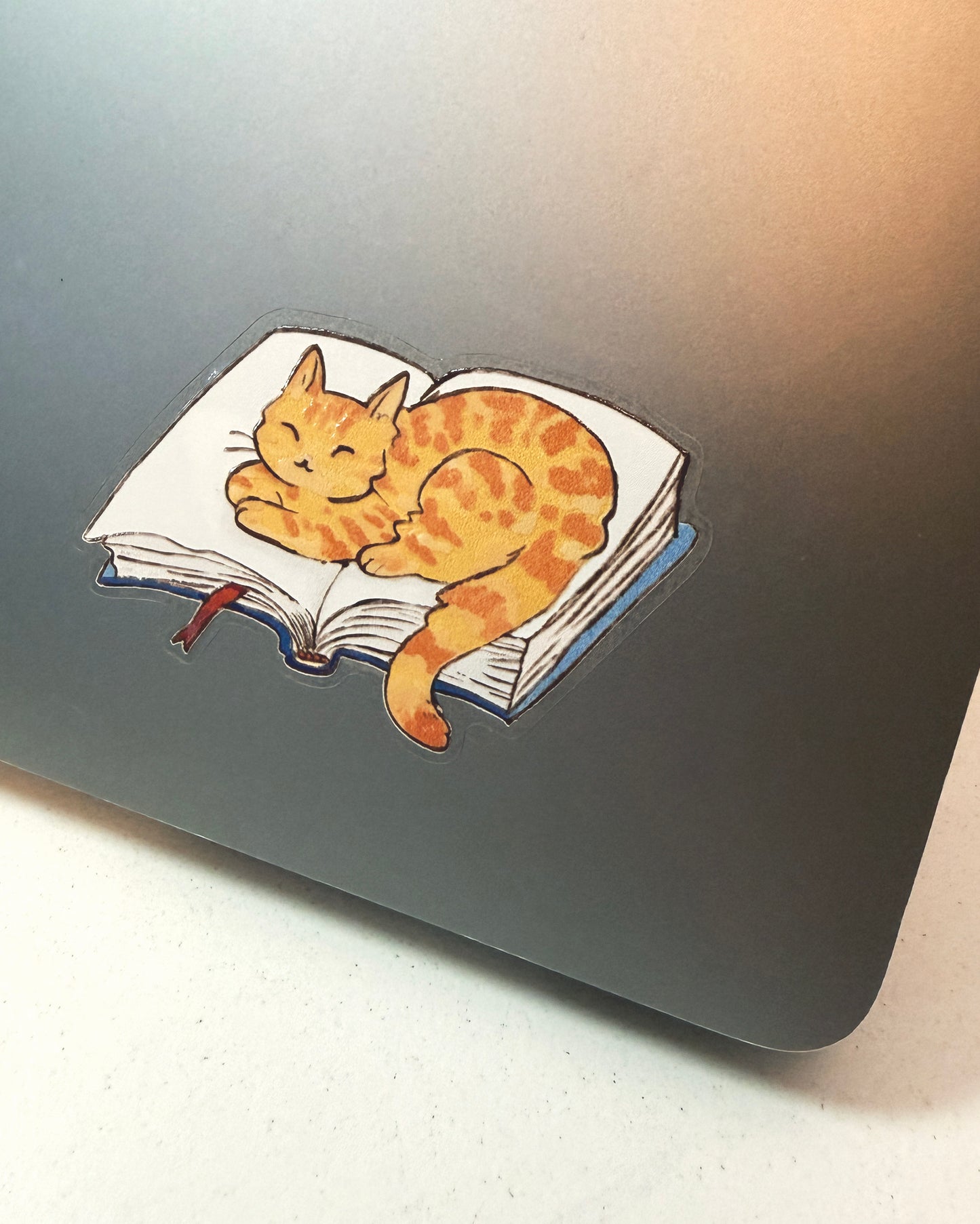 Sticker individual Gatito sobre Libro 📖  ⚞^. .^⚟