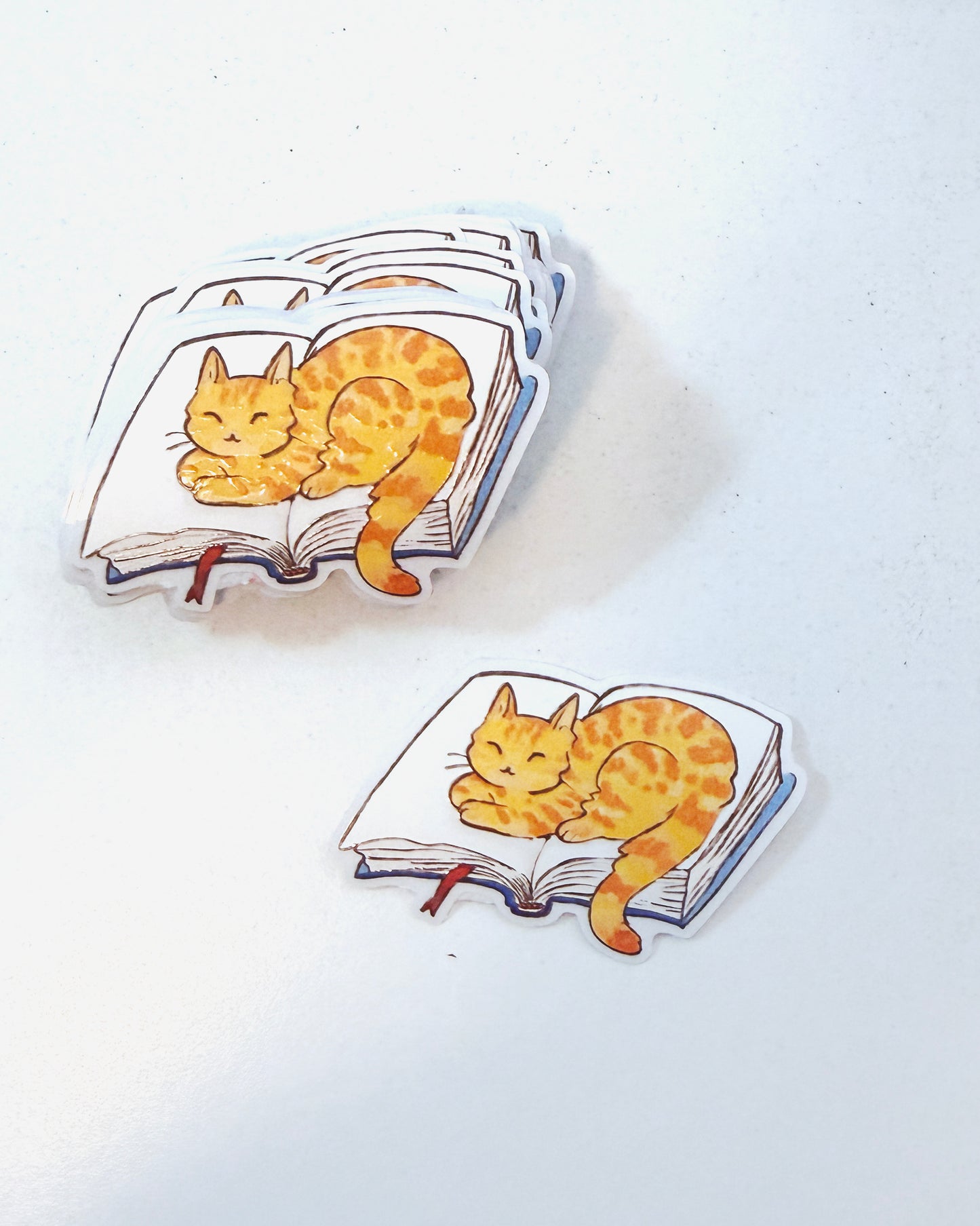 Sticker individual Gatito sobre Libro 📖  ⚞^. .^⚟